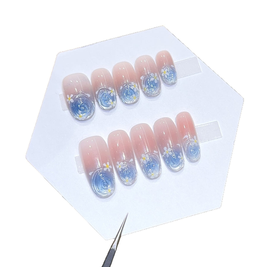 Cat Eye Holographic Nude White Floral Press-On Nails - góc chụp 3